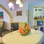 Oeneus Apartament *